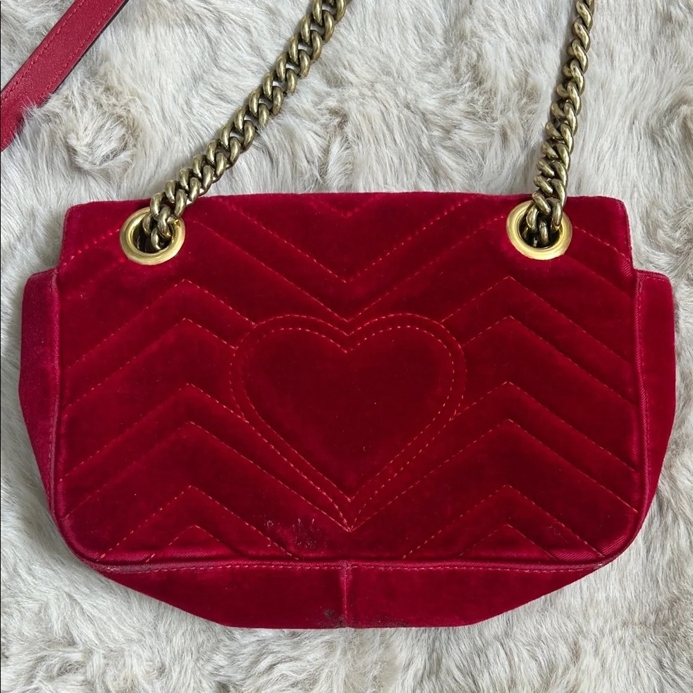 Gucci Red Velvet Shoulder Bag with Gold Chain - Picture 7 of 16